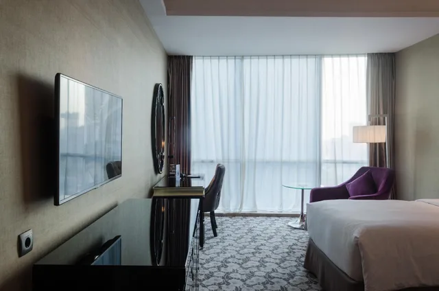 غرفة كلوب تنفيذية بسرير فردي، Hotel Ciputra World Surabaya managed by Swiss-Belhotel International 2/3