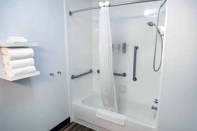غرفة بسرير كينج مع أريكة، Hampton Inn Madison Huntsville Airport 7/7