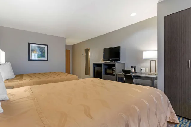 غرفة قياسية بسريرين كوين للمدخنين، Quality Inn Sallisaw 2/3