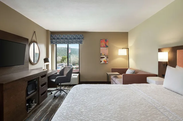 غرفة بسرير كينج مع أريكة، Hampton Inn Sedona 2/3