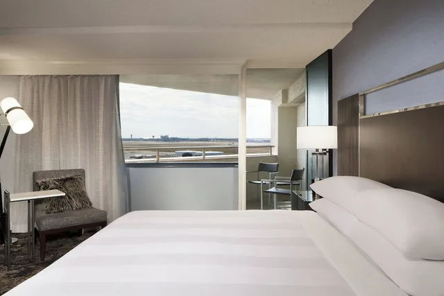 غرفة ركنية بسرير كينج بشرفة بإطلالة، Dallas Fort Worth Airport Marriott 1/6