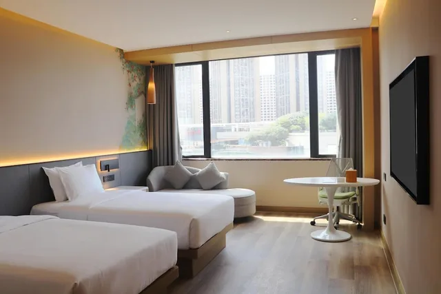 غرفة بسريرين منفصلين بإطلالة على المدينة في طابق مرتفع، Hilton Garden Inn Foshan 2/8