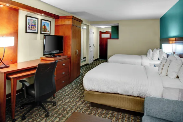 Room, Multiple Beds, Balcony، Courtyard New Bern 2/3