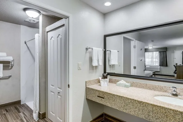 غرفة قياسية بسرير كينج لذوي الإعاقة، Best Western Plus Sonora Oaks Hotel & Conference Center 4/7