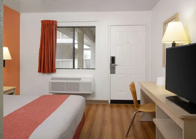 غرفة قياسية بسريرين مزدوجين، Motel6 Buena Park, CA - Knotts Berry Farm - Disneyland 6/10