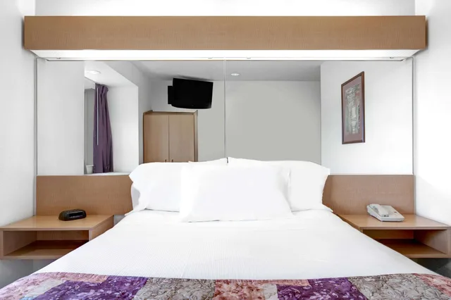 غرفة قياسية بسريرين كوين لذوي الإعاقة، Microtel Inn & Suites by Wyndham Mankato 2/3