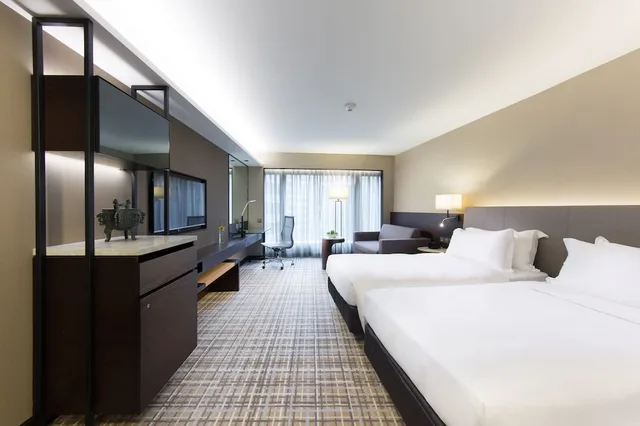 Room, King Bed, City View, New World Millennium Hong Kong 1/4