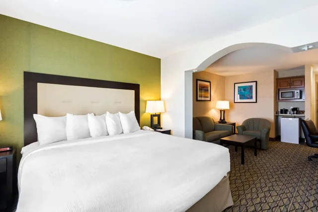 غرفة تنفيذية بسرير كينج، Clarion Hotel & Conference Centre Sherwood Park 2/4