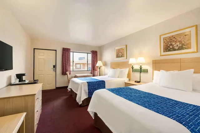 Room, 2 Double Beds, Travelodge by Wyndham Niagara Falls 2/3