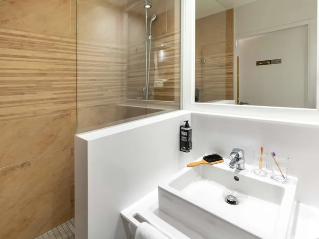غرفة كومفورت بسرير مزدوج بإطلالة على البحر بشرفة، ibis Styles Biarritz Plage 5/6
