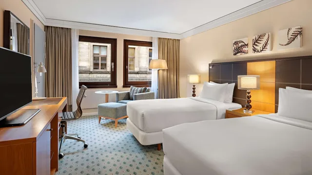 غرفة تنفيذية بسريرين منفصلين مع دخول صالة النادي، Hilton Dresden 1/6