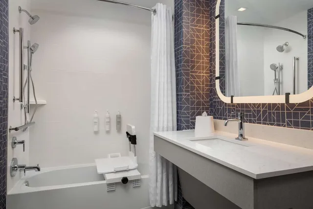 استوديو بسرير كينج مع أريكة بحوض استحمام لذوي الإعاقة، Homewood Suites by Hilton Newport Cincinnati 3/4