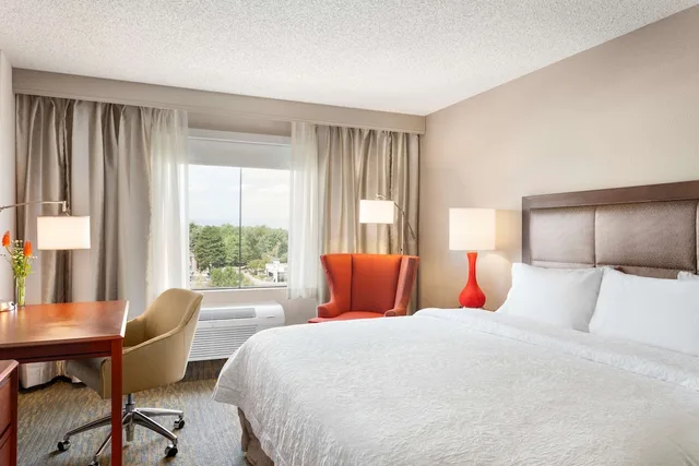 Standard, King Bed, Hampton Inn & Suites Denver-Cherry Creek 3/7