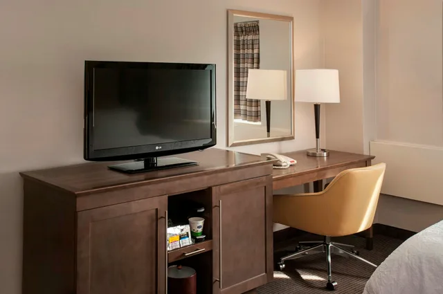 جناح بسرير كينج لذوي الإعاقة، Hampton Inn and Suites Milwaukee Downtown 2/2