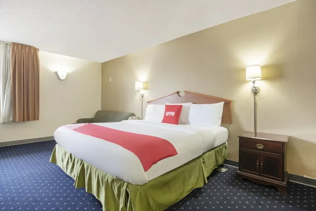 غرفة بسرير كينج بحوض جاكوزي، OYO Hotel Tulsa International Airport 4/6
