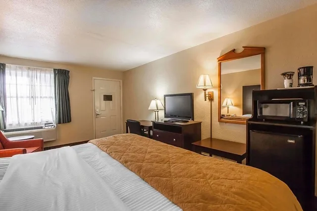 Room, King Bed, Quality Inn & Suites Covington 1/2