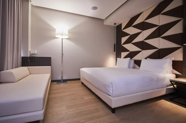 جناح ديلوكس بسرير كوين وسرير فردي، Ih Hotels Milano Ambasciatori 1/4