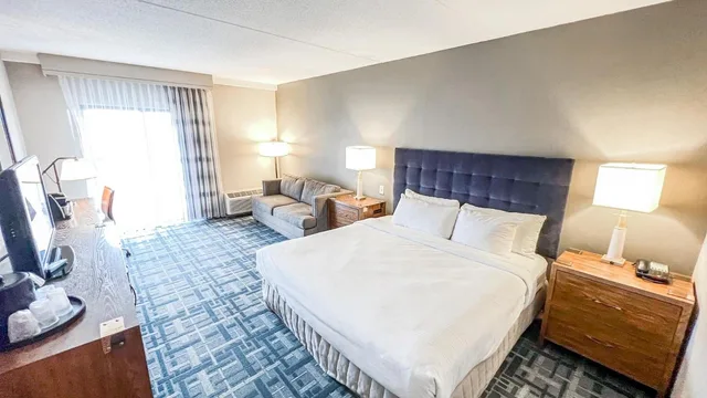 Room, King Bed, Hotel 1620 Plymouth Harbor 2/3