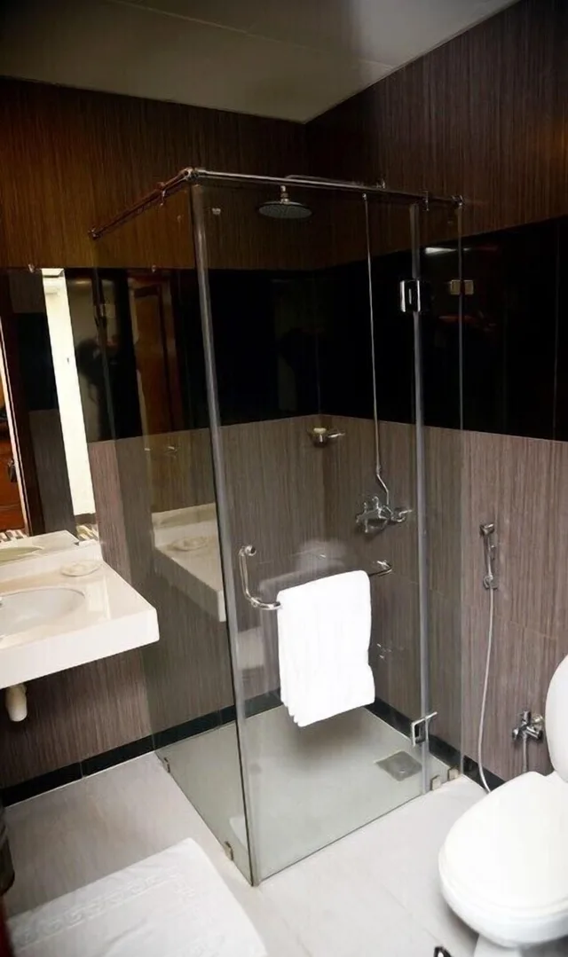 Deluxe, King Bed, Queen Bed, Avari Xpress Gulberg Lahore 2/2