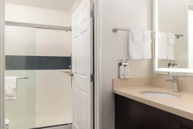 جناح بسريرين كينج بغرفتي نوم مع أريكة بمطبخ، Staybridge Suites Phoenix - Chandler 8/10