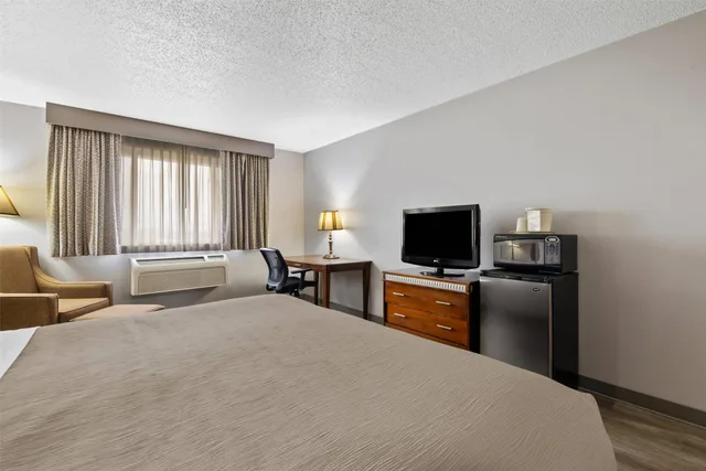 غرفة بسرير كينج لذوي الإعاقة، Quality Inn near Monument Health Rapid City Hospital 3/5