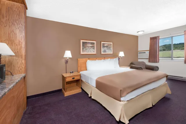 غرفة بسرير كوين يُسمح فيها بالحيوانات الأليفة لذوي الإعاقة، Super 8 by Wyndham Chamberlain SD 3/7
