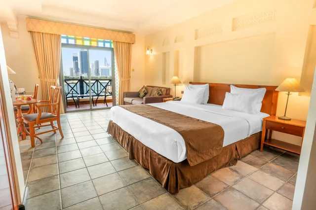 غرفة سوبيريور بسرير كينج بإطلالة على البحر بشرفة، Novotel Al Dana Resort 1/8