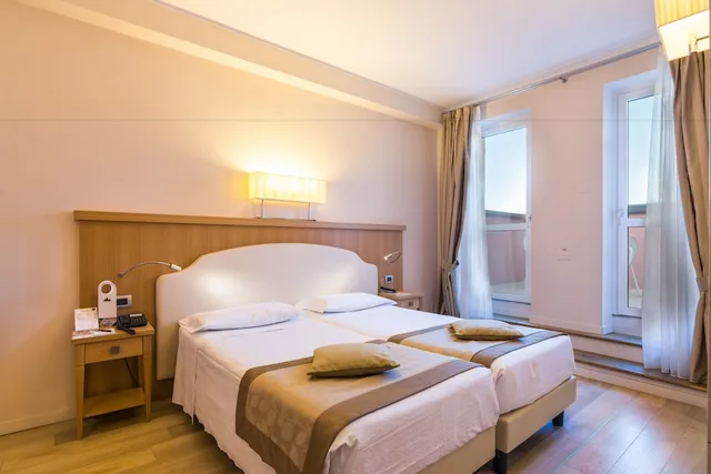 غرفة ديلوكس بسريرين منفصلين بشرفة، Hotel Sirmione E Promessi Sposi 2/5