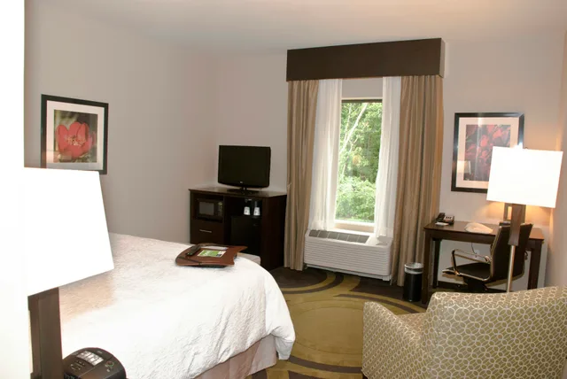 غرفة بسرير كينج بحوض استحمام، Hampton Inn Maumelle AR 1/2