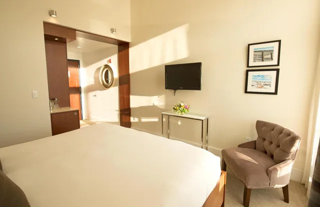 غرفة بسرير كينج بإطلالة على المرفأ بشرفة، The Boathouse Waterfront Hotel 2/4