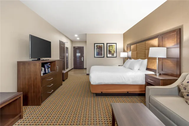 غرفة بسرير كينج مع أريكة لذوي الإعاقة، Best Western Plus Hinton Inn and Suites 2/4