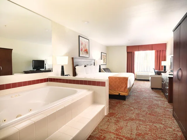 غرفة بسرير كينج بجاكوزي، Crystal Inn Hotel & Suites Salt Lake City 8/9