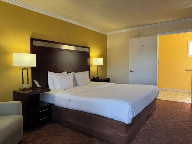 غرفة بسرير كينج للمدخنين لذوي الإعاقة، Quality Inn Ukiah, CA 4/7