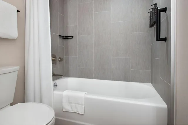 غرفة بسرير كينج بإطلالة على النهر، SHERATON BOSTON HOTEL 3/6
