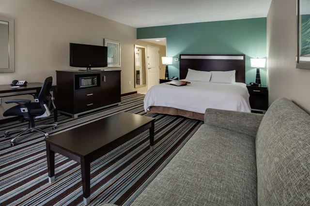 غرفة بسرير كينج مع أريكة، Hampton Inn Statesboro Ga 3/6