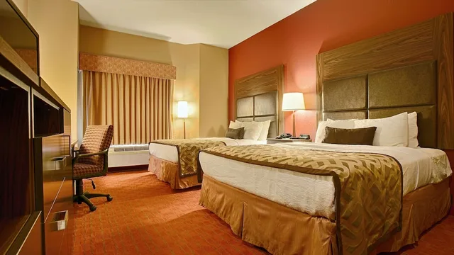 جناح بسريرين كوين مع أريكة لذوي الإعاقة، Best Western Plus Woodland Hills Hotel Suites 1/3