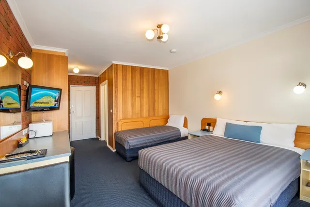 غرفة عائلية بسرير كوين وسريرين منفصلين، Torquay Tropicana Motel 1/5
