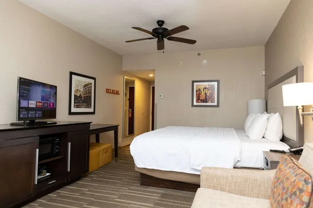 غرفة بسرير كينج مع أريكة، Hampton Inn Hammond 1/5