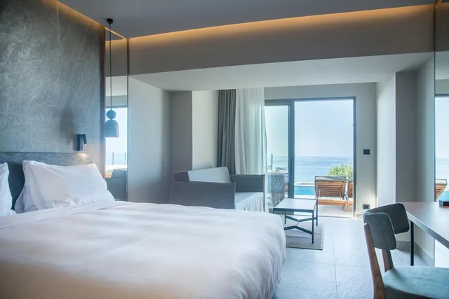 غرفة كلاسيكية بسرير مزدوج وسرير فردي بإطلالة على البحر بمسبح خاص، King Minos Retreat Resort and Spa 2/10