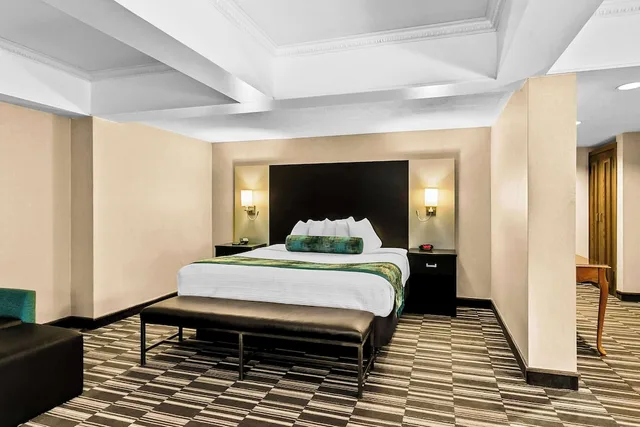 غرفة قياسية كبيرة بسرير كينج بحوض جاكوزي، Best Western Downtown Sudbury Centreville 1/2