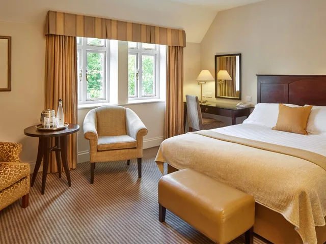 غرفة سوبيريور بسرير مزدوج، Macdonald Frimley Hall Hotel And Spa 1/6