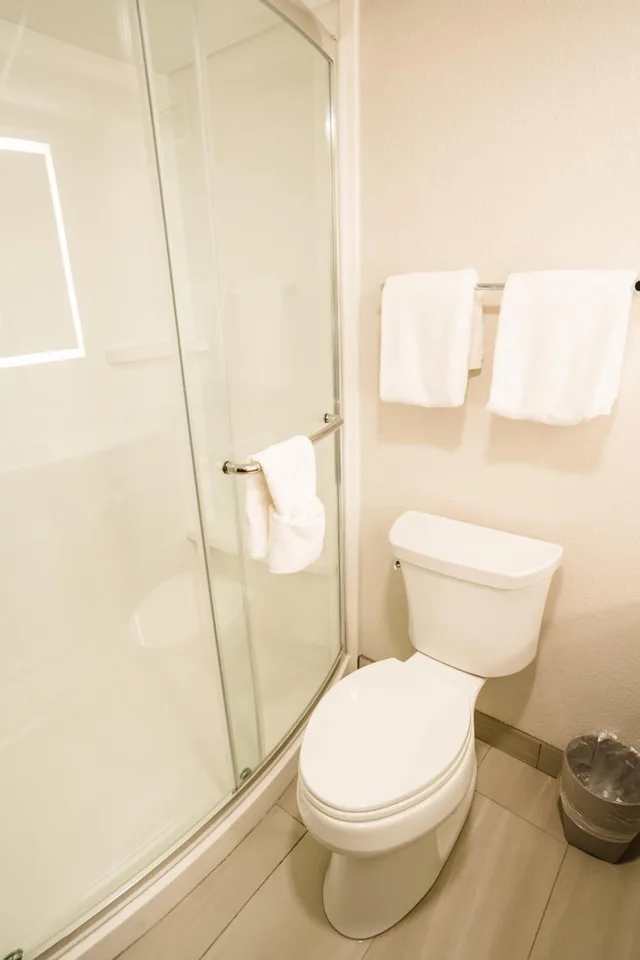 جناح بسرير كينج مع أريكة، Holiday Inn Express Hotel and Suites Knoxville-North-I-75 Exit 112 4/10