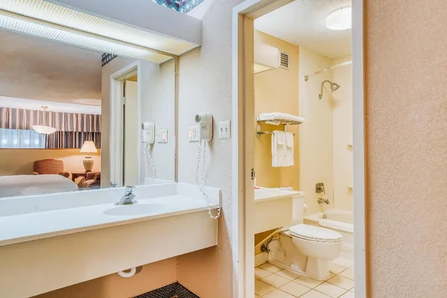 غرفة بسرير كينج، Hotel Monroe LA I-20 5/5