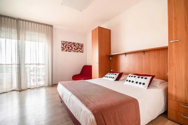 جناح استوديو كلاسيكي صغير بسرير مزدوج بإطلالة على المسبح بشرفة، Domino Suite Hotel 1/3