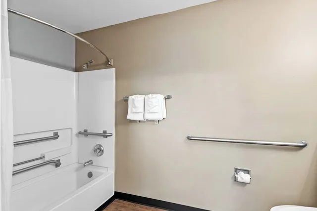 Efficiency, King Bed, Accessible، Suburban Studios Stuart near Federal Hwy 1 6/7