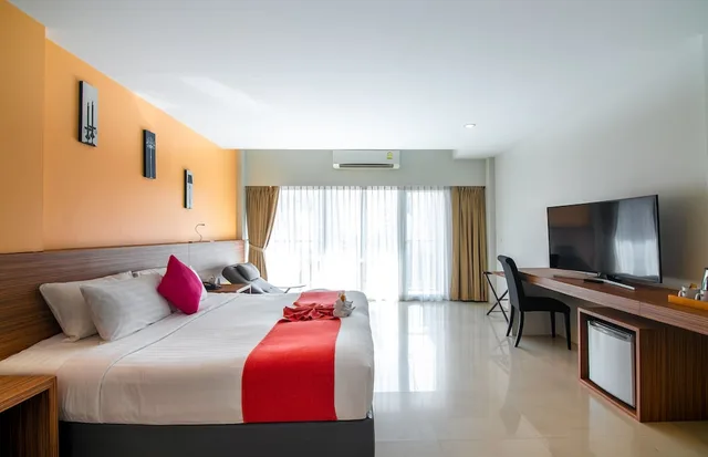 Room, King Bed, View Pent, Balcony، The Lantern Resorts Patong Phuket 5/10