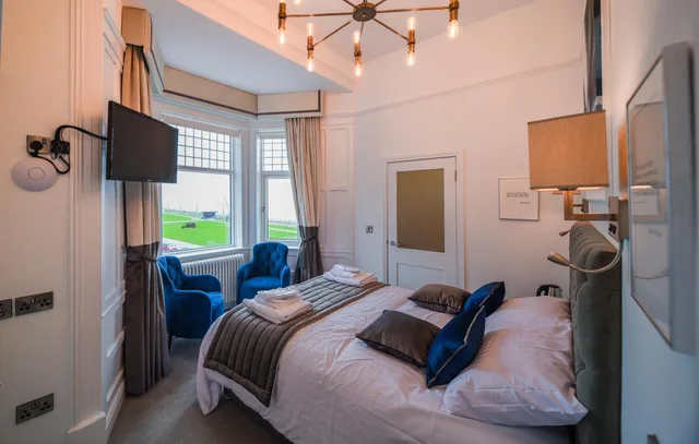 Deluxe, Double Bed, Side Sea View, The Strand Hotel 2/4