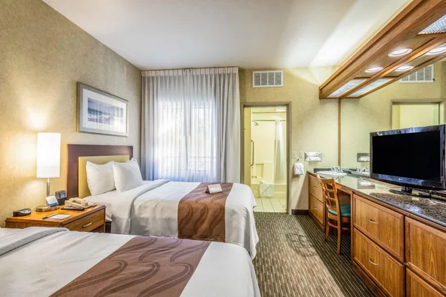 جناح بسريرين مزدوجين بإطلالة على المسبح مع أريكة، Quality Suites Downtown San Luis Obispo CA 4/7