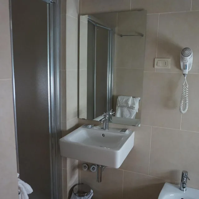 غرفة رباعية، Hotel Aurora 4/5