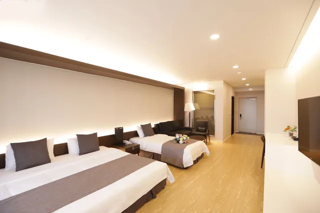 غرفة عائلية بسريرين منفصلين وسرير كينج وسرير فردي، The Qube Resort Jeju 2/5